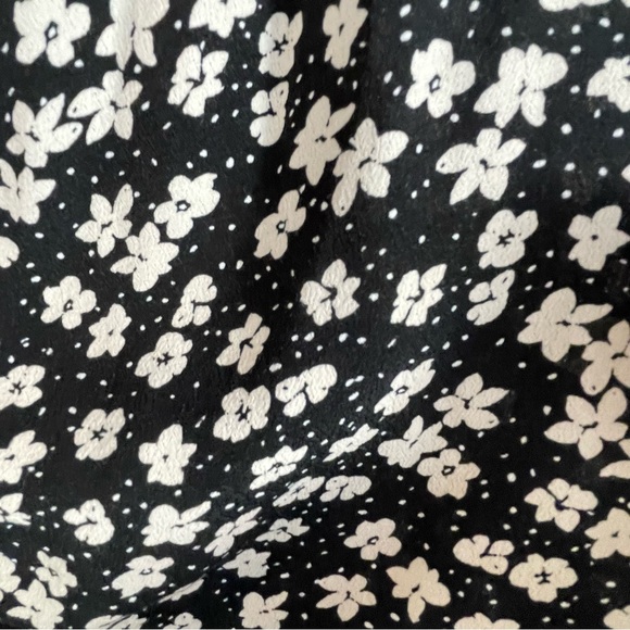 H & M Black And White Floral Smocked Crop Top Size Large - Picture 8 of 9